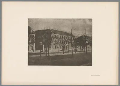 Reproductie van een gomdruk van het Königliches Gymnasium in Düsseldorf door Erwin Quedenfeldt