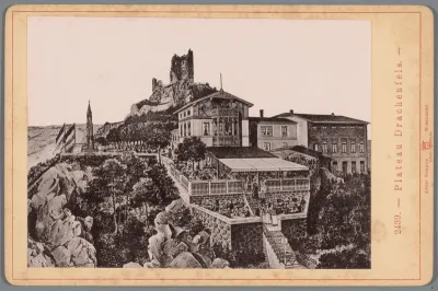 Reproductie van een prent van een gezicht op de Drachenfels in Duitsland