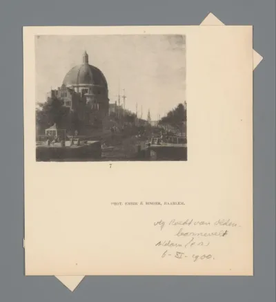 Reproductie van een schilderij van een gezicht op de Lutherse of Ronde Kerk te Amsterdam door Gerrit Adriaensz. Berckheyde
