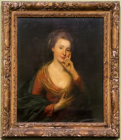 ritratto di donna con vestito rosso e mantello azzurro