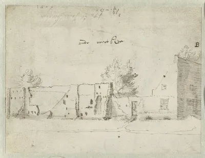 Ruïne van een muur achter een huis
