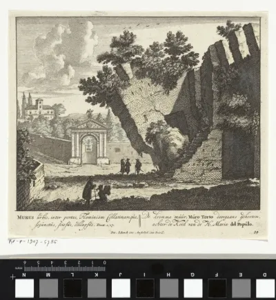 Ruïne van een muur met op de achtergrond een kerk