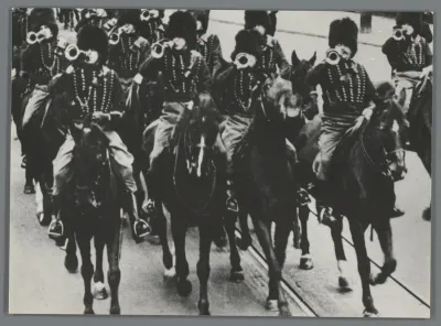 Ruiters van het Korps Rijdende Artillerie met trompetten