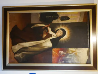 Santa Teresa orando por las ánimas del purgatorio