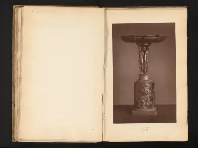 Schaal op een voet omringd door de drie gratiën, uit de collectie van Christopher Beckett Denison