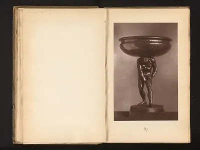 Schaal van porfier gedragen door een bronzen beeld van Hercules, uit de collectie van Christopher Beckett Denison