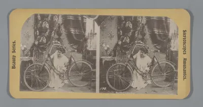 Schaars geklede vrouw naast een fiets