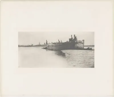 Scheepswrak langs een kust in Groot-Brittannië