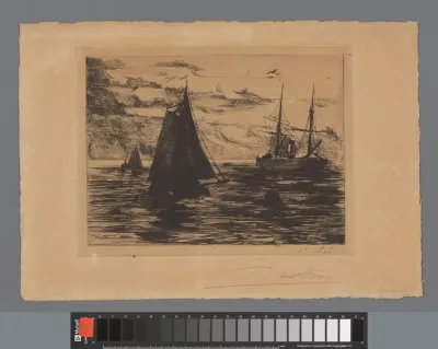 Schepen op het water bij het vallen van de avond