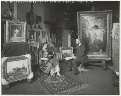 Schilder Hobbe Smith met een model in zijn atelier aan het Sarphatipark 42, Amsterdam