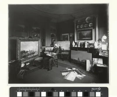 Schilder J.H. Wijsmuller in zijn atelier aan de Overtoom 189 in Amsterdam