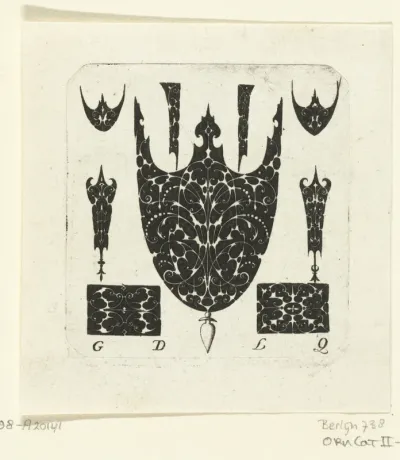 Schildvormig ornament tussen acht ornamenten