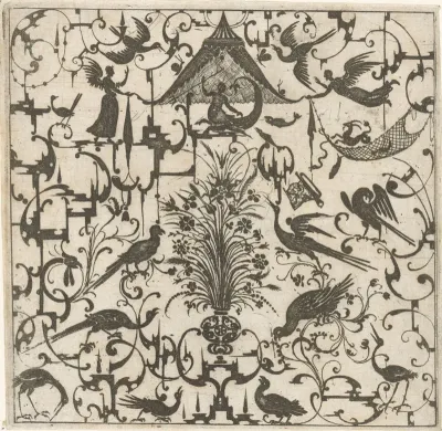 Schweifwerk met vogels en vaas met bloemen in het midden