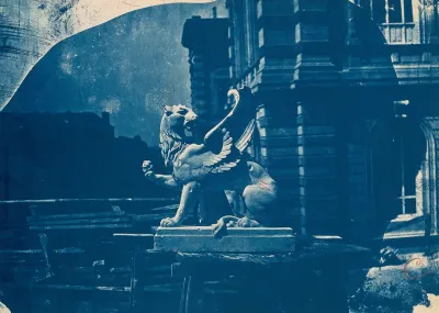 Sculpture de griffon sur un chantier à Marseille (Sculpture of a Griffin on a construction site in Marseille)