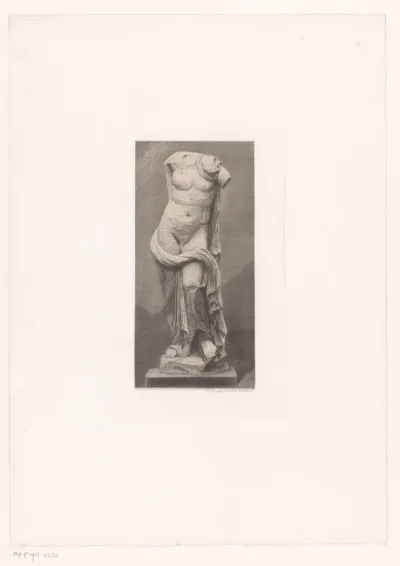 Sculptuur van een vrouwenlichaam met draperie