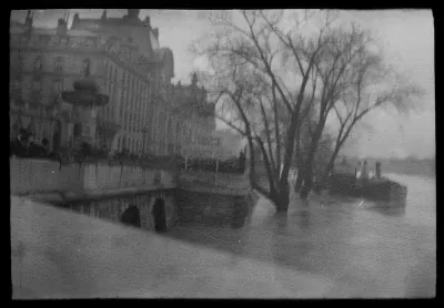 Seine-joki tulvii Pariisissa, vasemmalla Guichets du Louvre