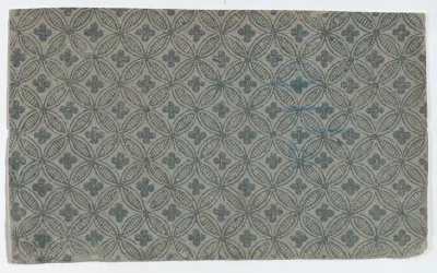 Sheet with pattern of overlapping circles with clover shapes