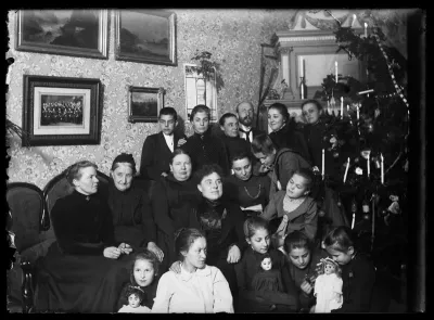 Simberg and Andersin families celebrating Christmas i