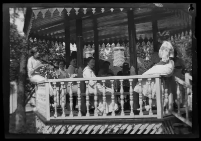 Simberg -sukua kahvilla Valkoisen huvilan paviljongissa
