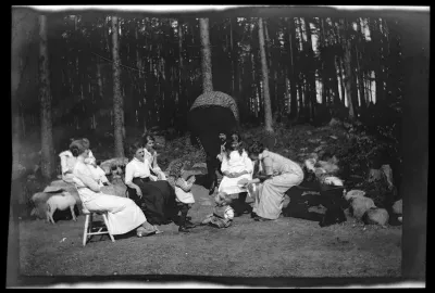 Simberg-sukua Selkärannan ateljeen pihalla