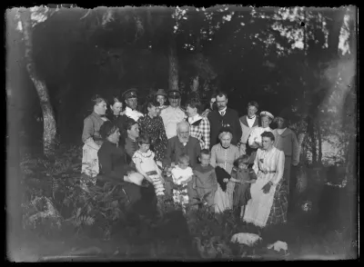 Simbergin sukua Niemenlautalla, keskellä Hugo Simbergin isä Niclas Eduard Simberg
