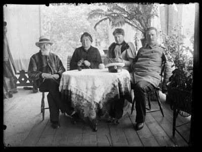 Simbergin sukua Niemenlautan kuistilla