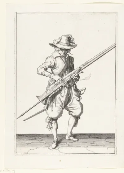 Soldaat die zijn lont op de haan van zijn musket drukt