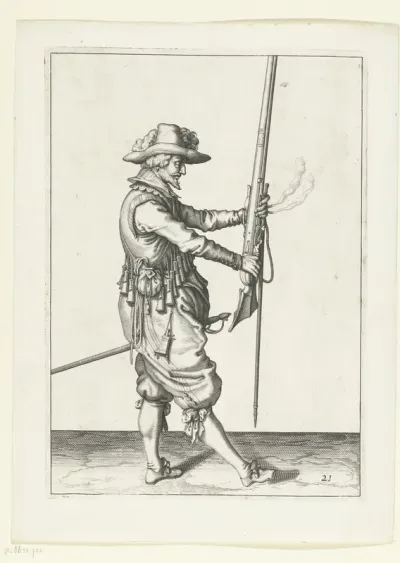 Soldaat die zijn musket met beide handen rechtop voor zich vasthoudt
