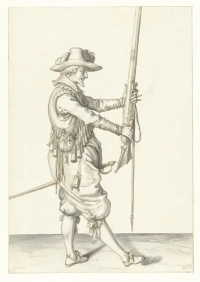Soldaat die zijn musket met beide handen rechtop voor zich vasthoudt