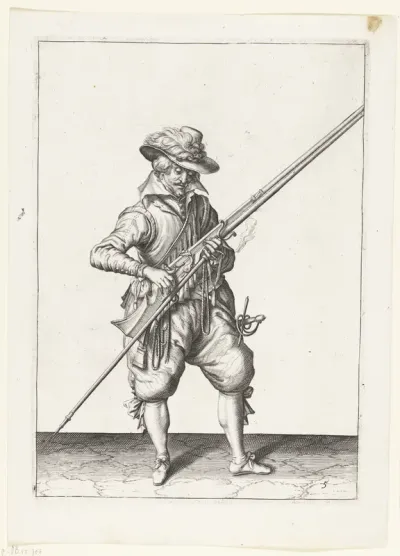 Soldaat die zijn musket met zijn linkerhand bij zijn rechterzijde vasthoudt