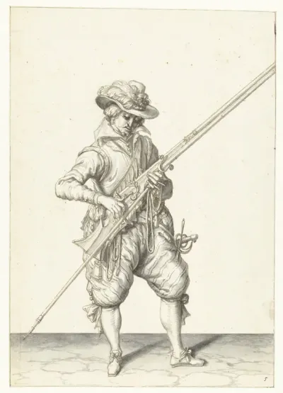 Soldaat die zijn musket met zijn linkerhand bij zijn rechterzijde vasthoudt