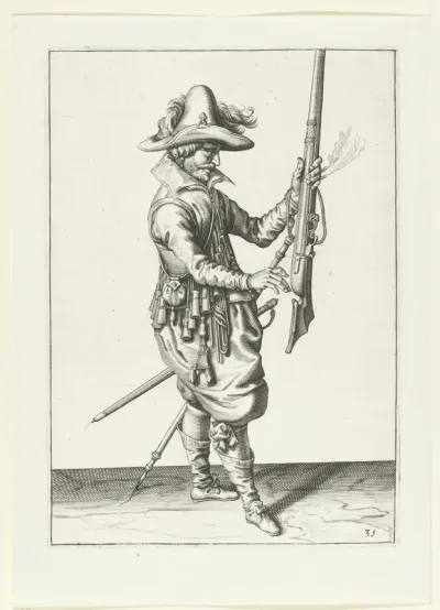 Soldaat die zijn musket met zijn linkerhand rechtop vasthoudt