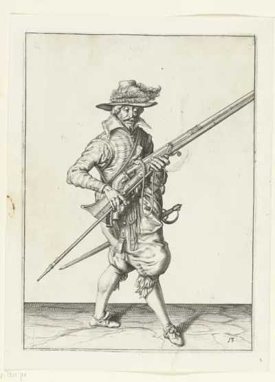 Soldaat die zijn musket met zijn linkerhand schuin omhoog gericht vasthoudt, terwijl hij zijn furket onder de loop vandaan trekt