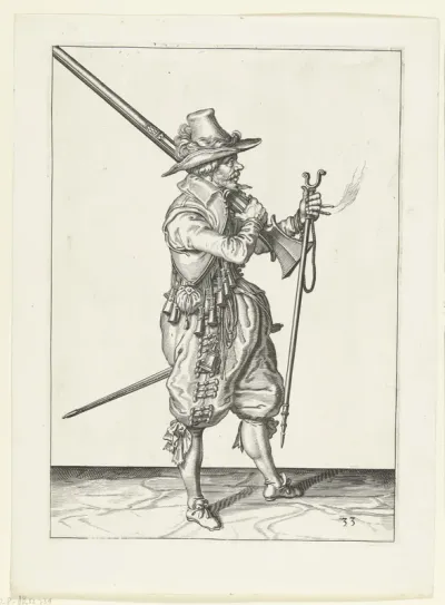 Soldaat die zijn musket met zijn rechterhand op zijn schouder legt