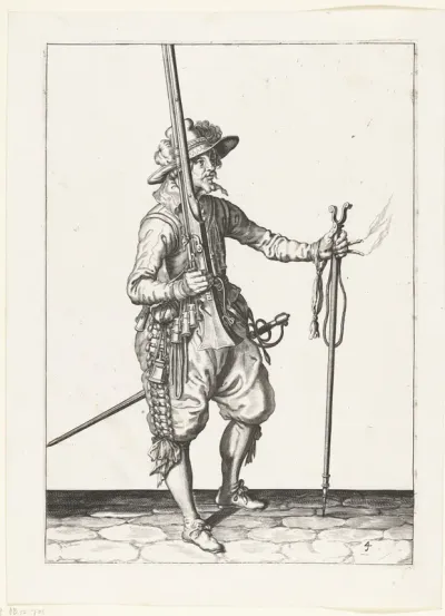 Soldaat die zijn musket met zijn rechterhand rechtop vasthoudt, in zijn linkerhand het furket om zijn wapen op te plaatsen
