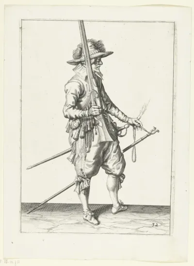 Soldaat die zijn musket met zijn rechterhand rechtop vasthoudt