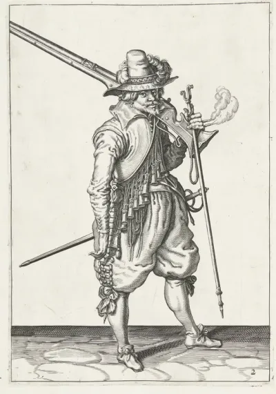 Soldaat die zijn musket op zijn linkerschouder draagt en zijn furket in zijn linkerhand vasthoudt