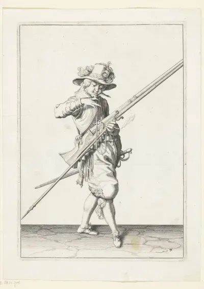 Soldaat met een musket die zijn lont naar zijn mond brengt om hem schoon te blazen