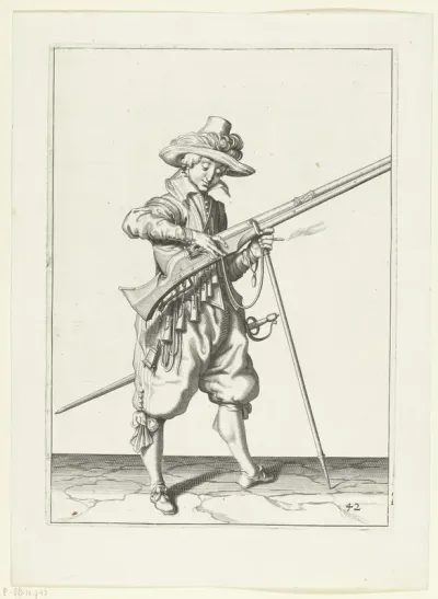 Soldaat op wacht die de lont op de haan van zijn musket de juiste plek en vorm geeft