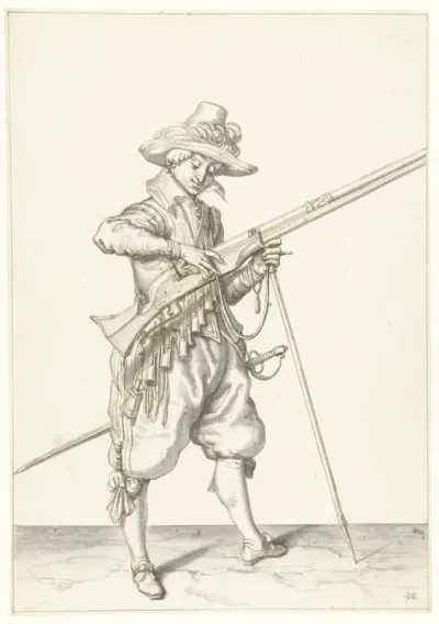 Soldaat op wacht die de lont op de haan van zijn musket de juiste plek en vorm geeft
