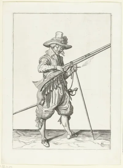 Soldaat op wacht die zijn lont op de haan van zijn musket drukt
