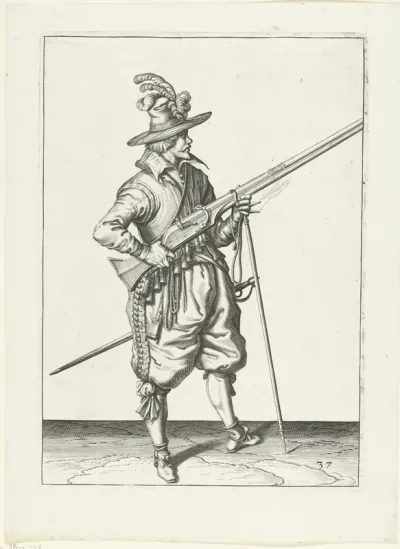 Soldaat op wacht die zijn musket bij zijn rechterzijde schuin omhoog gericht vasthoudt, zijn vinger aan de trekker