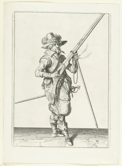 Soldaat op wacht die zijn musket met zijn rechterhand schuin omhoog gericht vasthoudt, terwijl hij de loop met zijn linkerhand op zijn furket plaatst