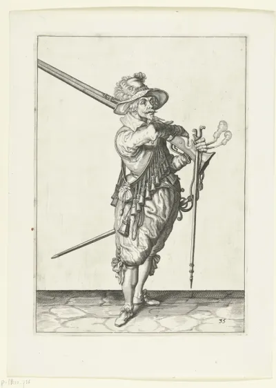 Soldaat op wacht die zijn musket van zijn schouder neemt