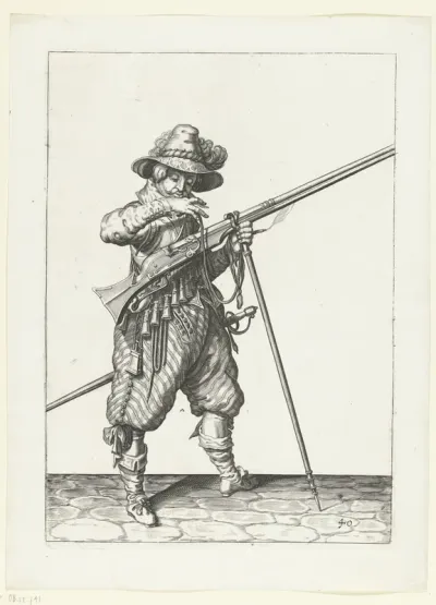 Soldaat op wacht met een musket die zijn lont naar zijn mond brengt om hem schoon te blazen