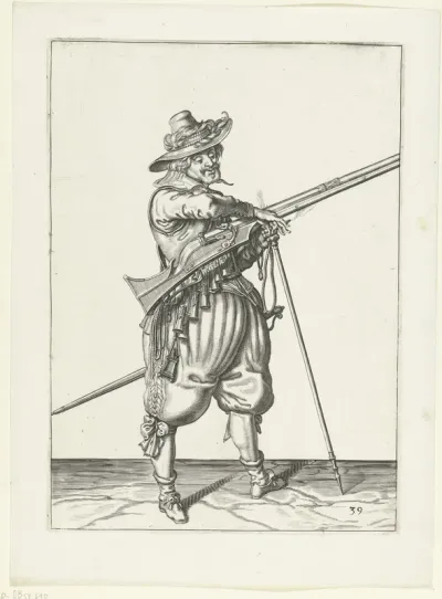 Soldaat op wacht met een musket die zijn lont pakt