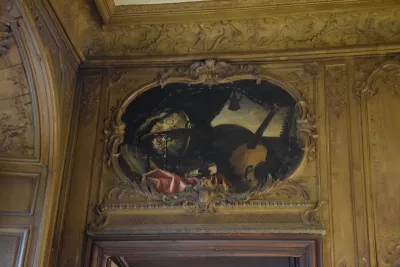 Sphère, mappemonde, livres, vase, instruments de musique