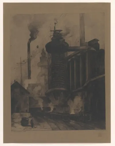 Spoorlijn met trein langs een groot fabrieksgebouw