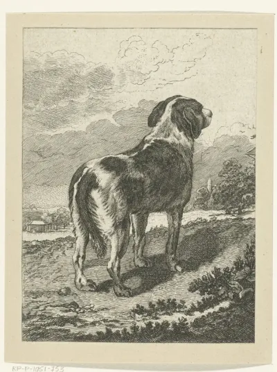 Staande hond in landschap