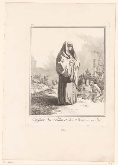 Staande vrouw met lange jurk en doek over haar hoofd